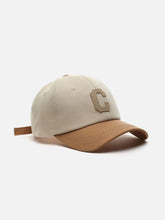 Casquette de baseball avec la lettre « C »
